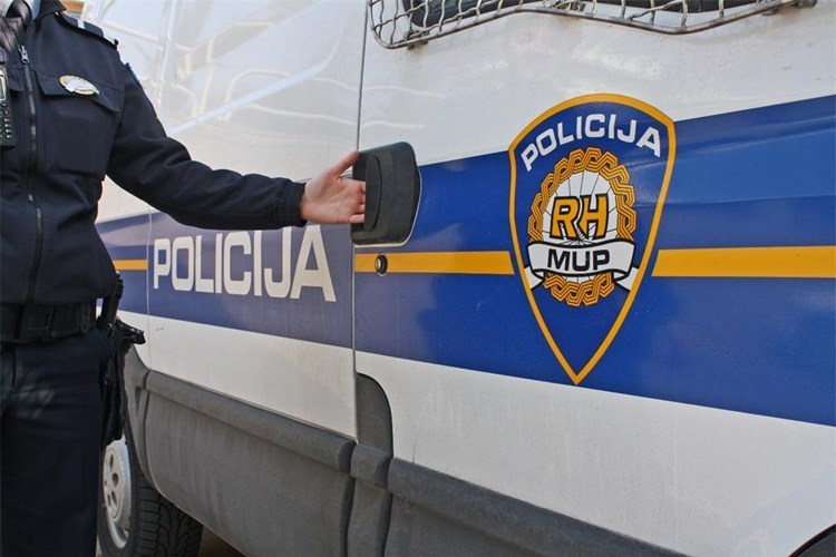 Slika \PU_V\ilustracije\Općenito\Policajac i vozilo.jpg